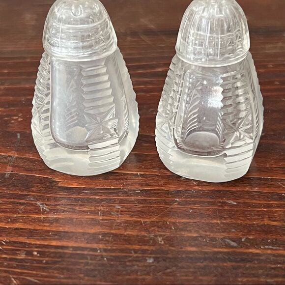 Vintage small glass salt and pepper shakers 2“ x 1 1/4“ - Picture 3 of 3